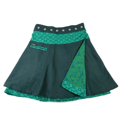 Reversibler Nijens Wenderock in Dunkelgrün mit aufklappbarer Innenseite im grünen Musterdesign. Warmer Winterrock mit zwei tragbaren Looks.