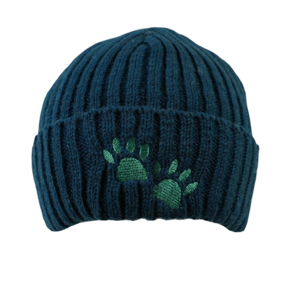 Warme Beanie aus 100 % Schurwolle in Dunkelpetrol mit zwei grünen gestickten Hundepfoten auf dem Umschlag.