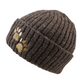 Nijens Short Beanie aus Schurwolle Dunkelbraun mit zwei gestickten Hundepfoten, breitem Rippstrick-Umschlag und gerippter Strickstruktur. Seitenansicht.