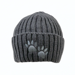 Nijens Short Beanie aus Schurwolle Anthrazitgrau mit zwei dunkelgrauen gestickten Hundepfoten, breitem Rippstrick-Umschlag und gerippter Strickstruktur.