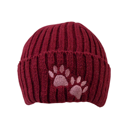 Warme Beanie aus 100 % Schurwolle in Weinrot mit zwei rosafarbenen, gestickten Hundepfoten auf dem Umschlag.