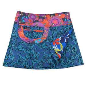 Zweite Seite des Wenderocks mit kräftigem Blau-Türkis und abstraktem Muster, kombiniert mit einem bunten floralen Bund in Rot, Lila und Orange – lebendig und sommerlich.