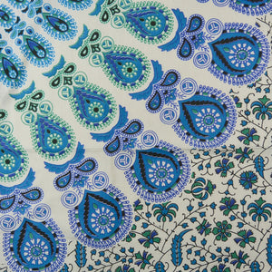Detailansicht der Mandala-Decke in Türkis, Blau und Grün mit Paisley-Muster auf hellem Hintergrund. Nijens Shop