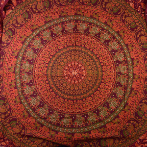 Mandala-Tagesdecke im indischen Stil mit kunstvollem Elefanten- und Blumenmuster in warmen Tönen.