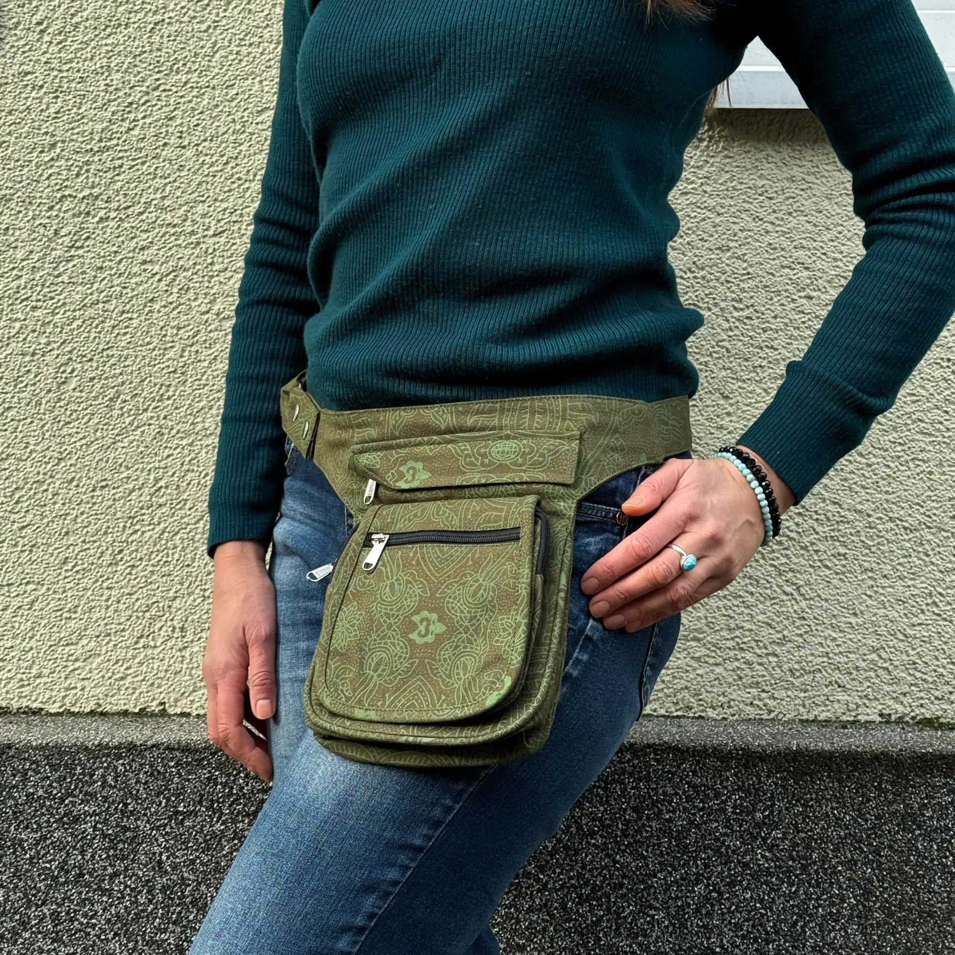 Paris Canvas Hüfttasche mit Olivgrün-Print als Hüfttasche getragen, flexible und stylische Alltagstasche von Nijens