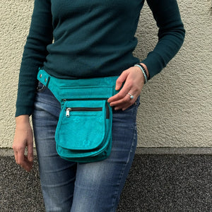 Nijens Hüfttasche aus Baumwoll-Canvas mit türkisfarbenem Ethno-Muster, im Alltag als Bauchtasche getragen