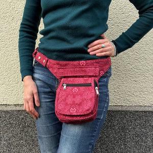 Handgefertigte Paris Bauchtasche aus Canvas Baumwolle mit einzigartigem Ethno-Print – farbenfroher Begleiter im Alltag