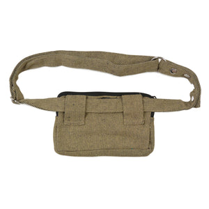 Rückansicht der zweifarbigen Beuteltasche Lumbini von Nijens in Natur- und Beigetönen mit verstellbarem Gurt