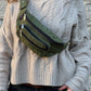 Frau trägt grüne Nijens Crossbody Bag Torino aus Canvas lässig über der Schulter