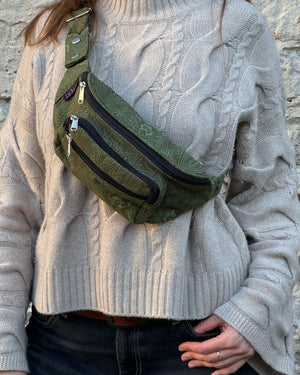 Frau trägt grüne Nijens Crossbody Bag Torino aus Canvas lässig über der Schulter