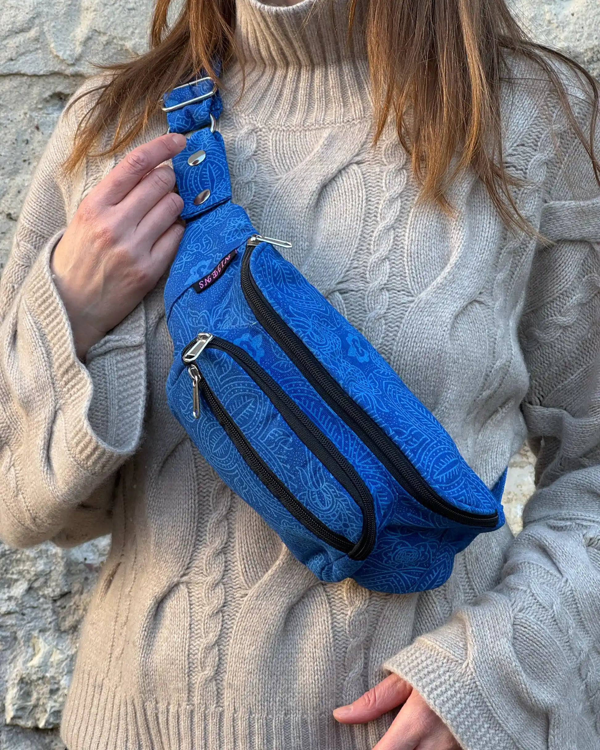 Frau trägt Crossbody Bag Torino aus Canvas in Kobaltblau mit Ethno-Muster und mehreren Reißverschlussfächern