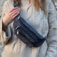 Frau trägt dunkelblaue Nijens Crossbody Tasche aus Canvas lässig über der Schulter