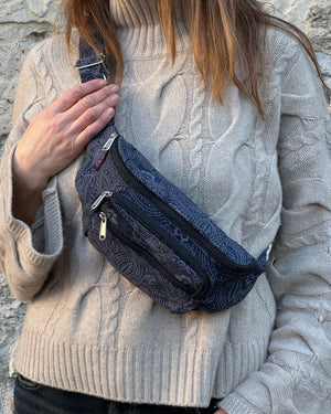 Frau trägt dunkelblaue Nijens Crossbody Tasche aus Canvas lässig über der Schulter
