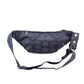 Dunkelblaue Crossbody Tasche Torino aus Canvas mit Ethno-Print und verstellbarem Gurt. Rückansicht.