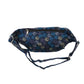 Canvas-Bauchtasche Torino in Kobaltblau mit farbenfrohem Pfotenabdruck Muster für den Alltag und auf Reisen. Rückansicht.