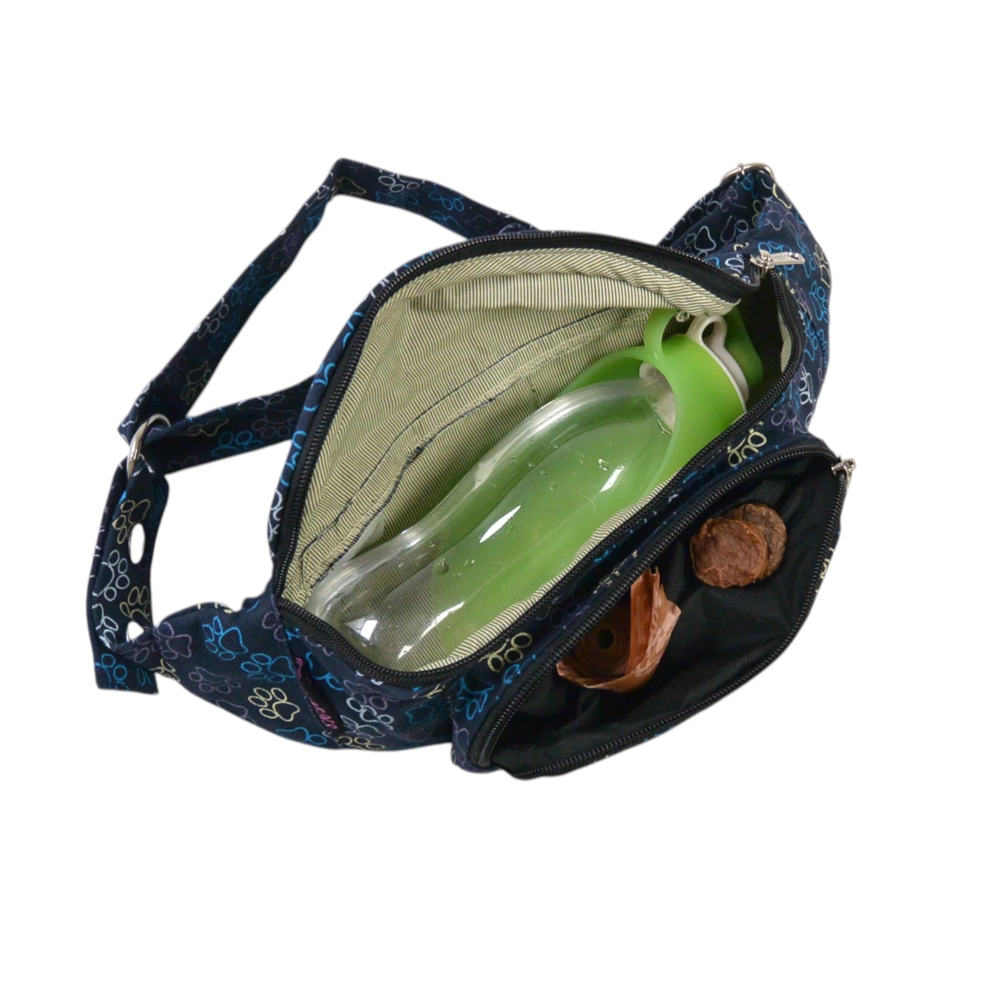 Canvas-Bauchtasche Torino in Kobaltblau mit farbenfrohem Pfotenabdruck Muster, mit Hundetrinkflasche und Leckerlis.