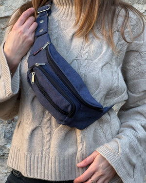 Frau trägt blaue Nijens Crossbody Bag Torino aus Stoff lässig über der Schulter