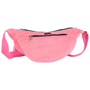 Crossbody-Bag, kleine Umhängetasche aus Cord samt, in Rosa. Hauptfach und Seitenfach außen sind mit einem Reißverschluss verschließbar.