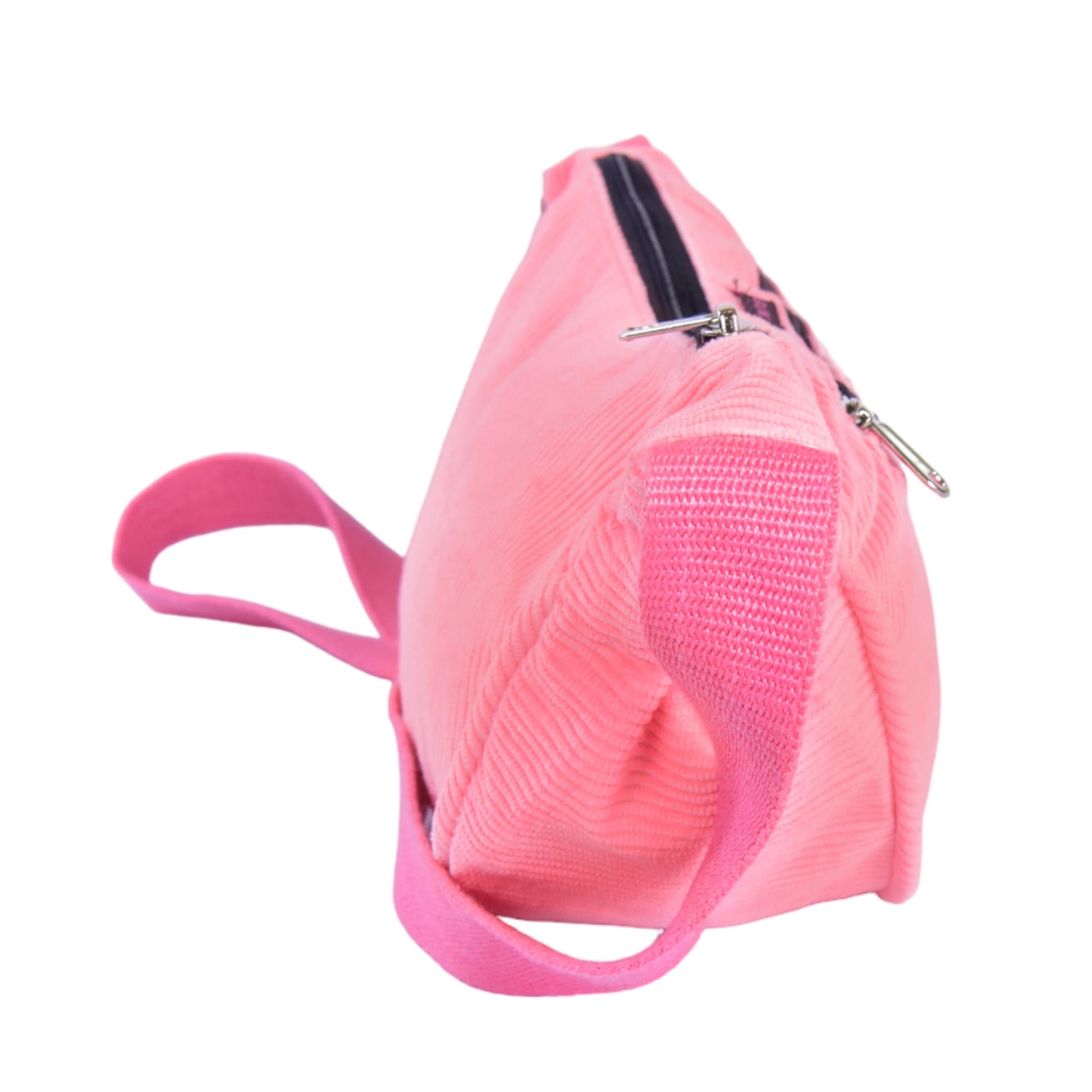 Seitliche Ansicht der Umhängetasche aus Cord samt, in Rosa. Hauptfach und Seitenfach außen sind mit einem Reißverschluss verschließbar.