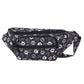 Schwarze Gassi-Tasche mit weißem Pfotenmuster und wasserabweisendem Stoff – ideal für Spaziergänge mit Hund bei Wind und Wetter