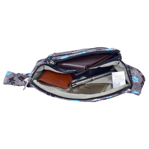 Innenansicht der Bauchtasche Torino mit blau-grauem Pfotenmuster – perfekt für Hundespaziergänge bei jedem Wetter