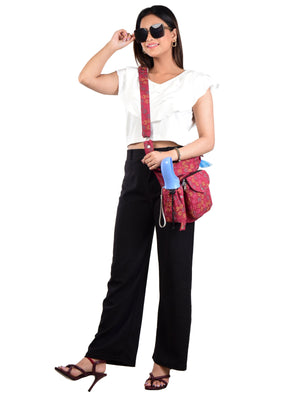 Tasche in rot mit buntem Pfotenmuster, quer über die Schulter getragen – perfekt für den Hundespaziergang mit Platz für Wasserflasche, Leckerlis und mehr
Brandenburg 51 Nijens Shop