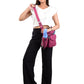 Tasche in magenta mit Pfotendruck, quer über die Schulter getragen – perfekt für den Hundespaziergang mit Platz für Wasserflasche, Leckerlis und mehr - Brandenburg 53 Nijens Shop