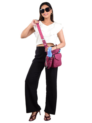 Tasche in magenta mit Pfotendruck, quer über die Schulter getragen – perfekt für den Hundespaziergang mit Platz für Wasserflasche, Leckerlis und mehr - Brandenburg 53 Nijens Shop