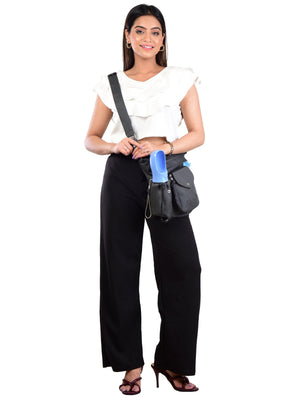 Model trägt eine wasserabweisende Gassi-Tasche in Anthrazit und integriertem Flaschenhalter in der Tragevariante „Crossbodybag“. Brandenburg, Nijens Shop.
