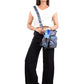 Model trägt eine wasserabweisende Gassi-Tasche im blauen Mandala-Design und integriertem Flaschenhalter in der Tragevariante „Crossbodybag“. Brandenburg, Nijens Shop.