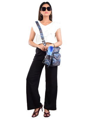 Model trägt eine wasserabweisende Gassi-Tasche im blauen Mandala-Design und integriertem Flaschenhalter in der Tragevariante „Crossbodybag“. Brandenburg, Nijens Shop.