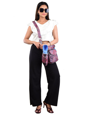 Frau trägt Gassitasche als Umhängetasche mit eingesetzter Hundetrinkflasche - Brandenburg 71082 Nijens Shop