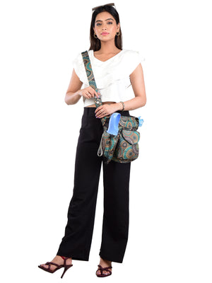 Frau präsentiert die Gassi-Tasche im grünen Mandala Design mit Flaschenhalter