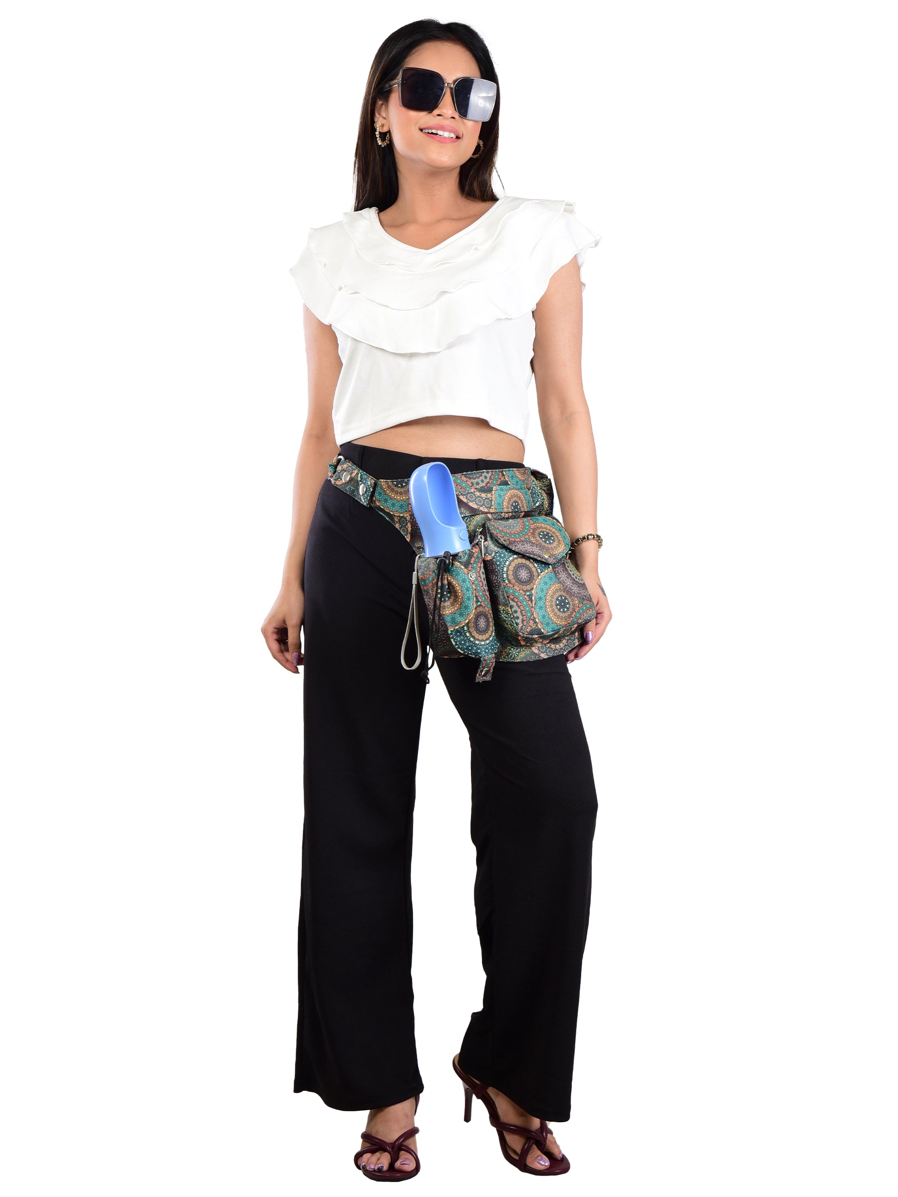 Frau präsentiert die Hüfttasche, Gassi-Tasche im grünen Mandala Design mit Flaschenhalter