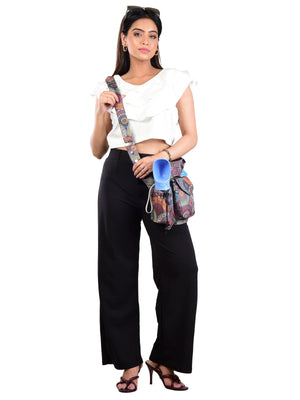 Frau trägt Gassitasche als Umhängetasche mit eingesetzter Hundetrinkflasche - Brandenburg 71084 Nijens Shop