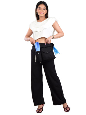 Frau trägt die Hüfttasche, Gassi-Tasche in schwarz mit Flaschenhalter.