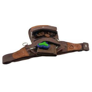 Offene Tasche mit Leckerlis, Spielzeug und Portemonnaie – ideal für den Hundespaziergang.