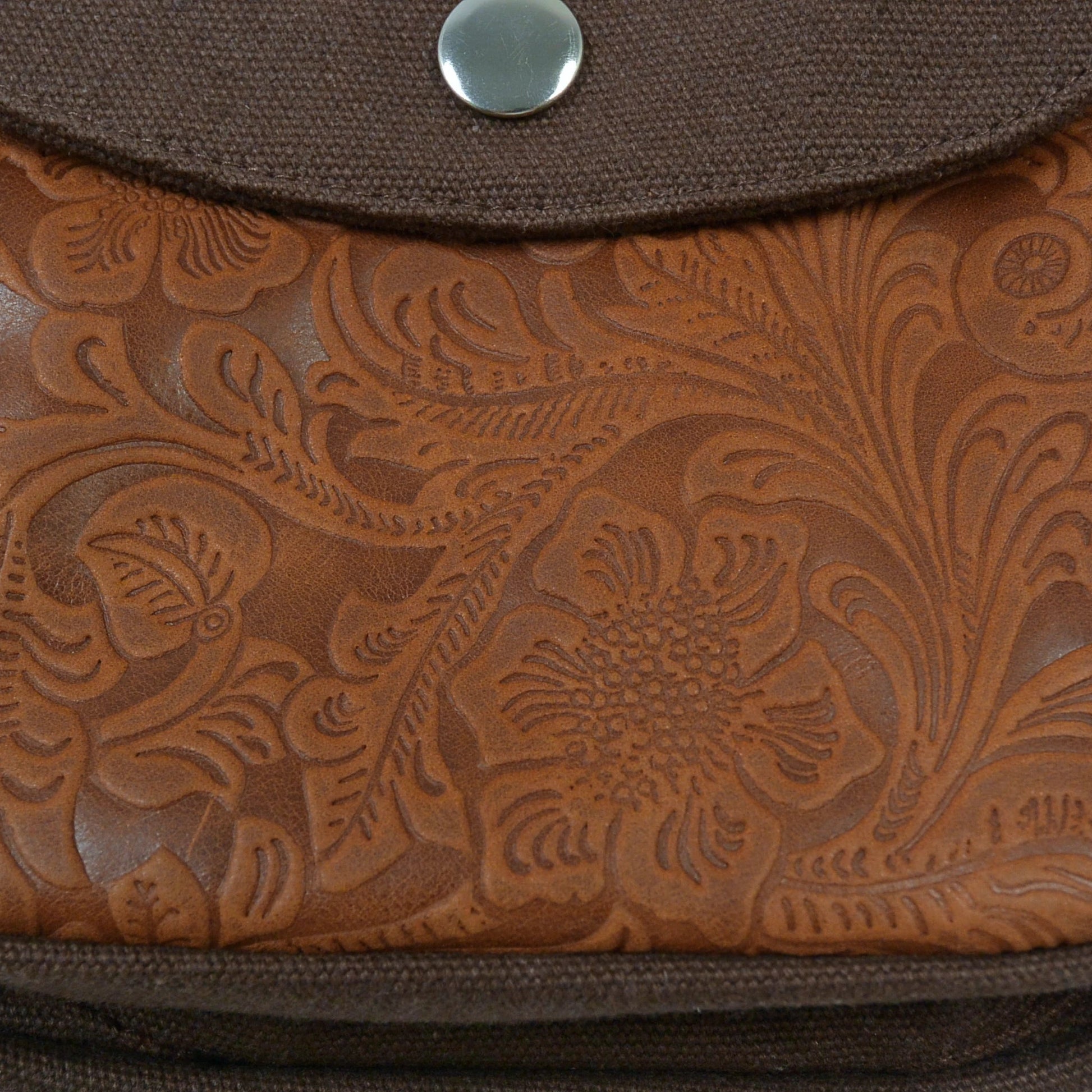 Detailaufnahme des floralen Musters auf dem cognacfarbenen Echtleder