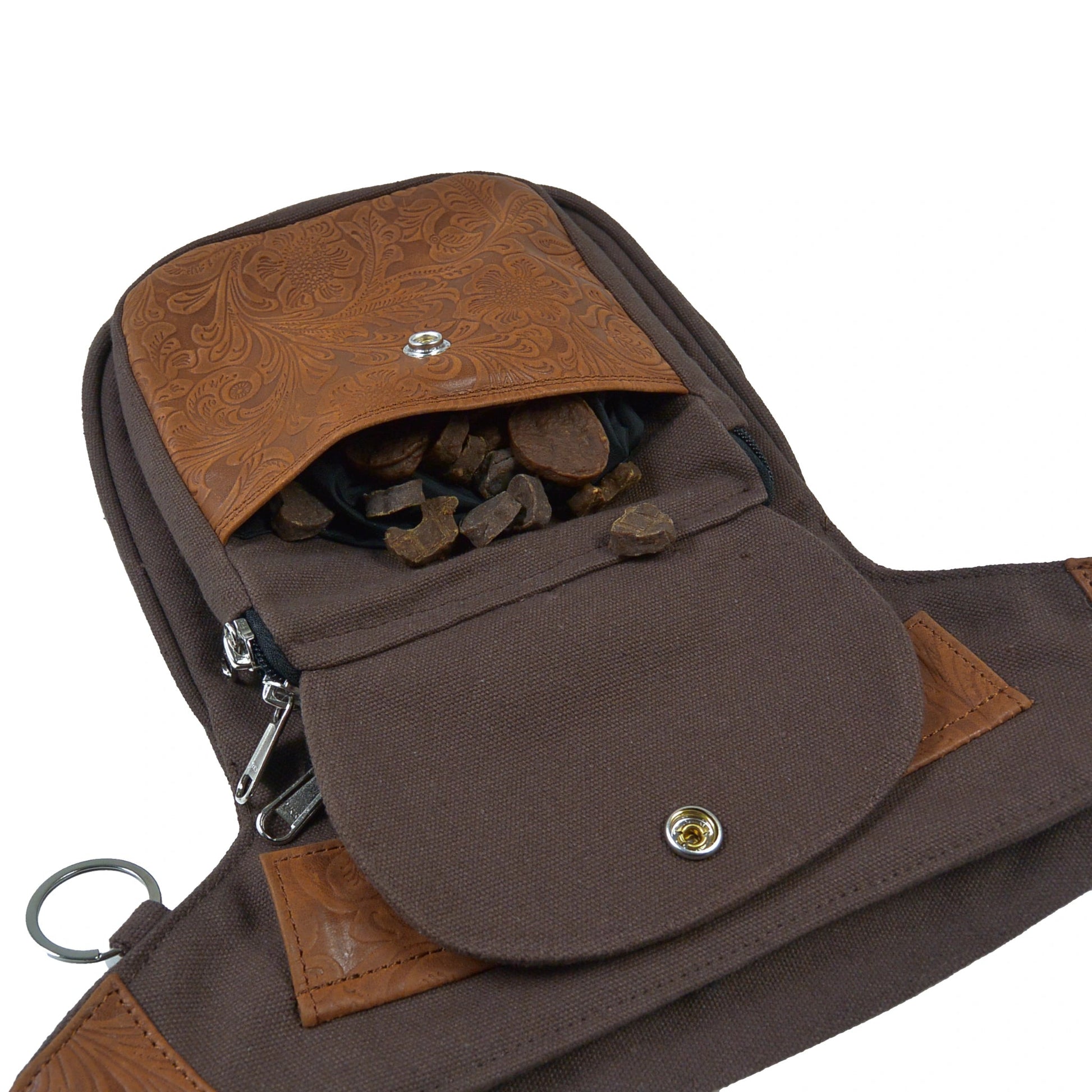 Nahaufnahme der Leckerlitasche der Nijens Gassi-Tasche in Braun und Hundesnacks