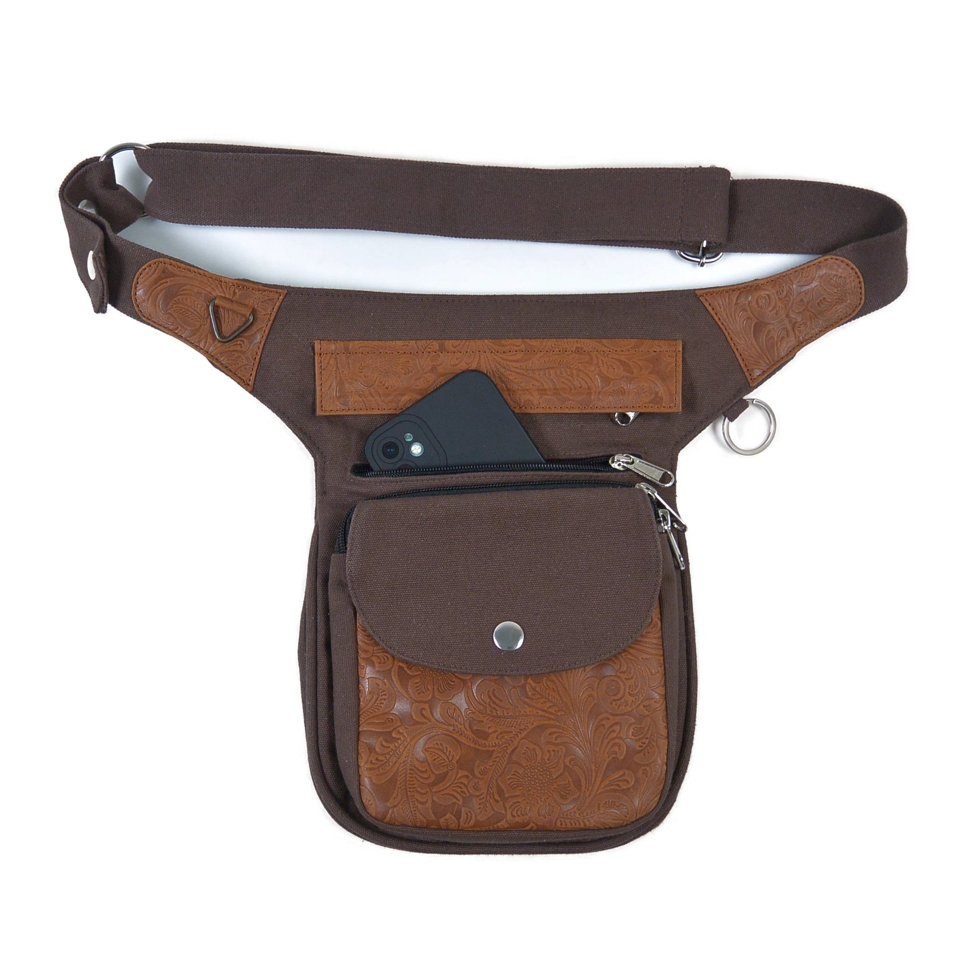 Vorderseite der Gassi-Tasche mit floral geprägtem Leder in Cognac und Smartphone im Fach