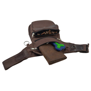 Geöffnete Gassi-Tasche mit Leckerlis, Hundespielzeug und Portemonnaie – zeigt geräumige Innenaufteilung