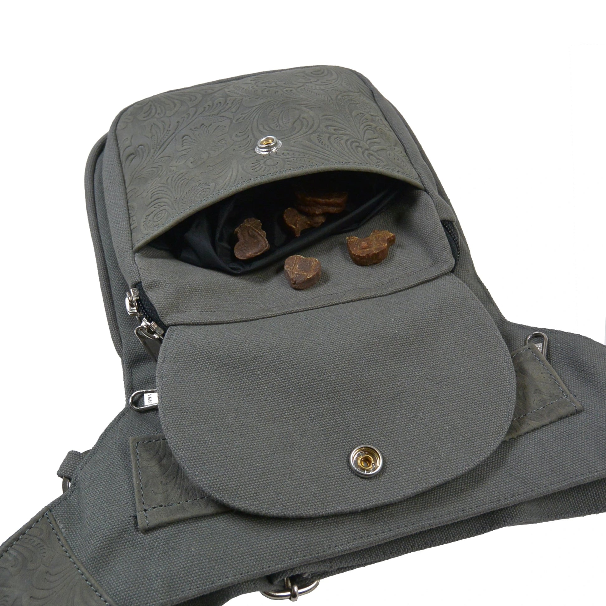 Nahaufnahme des zweiten Leckerlifachs auf der Vorderseite der graue Nijens Super-Hannover Gassi-Tasche aus Canvas und Echtleder mit floraler Prägung.