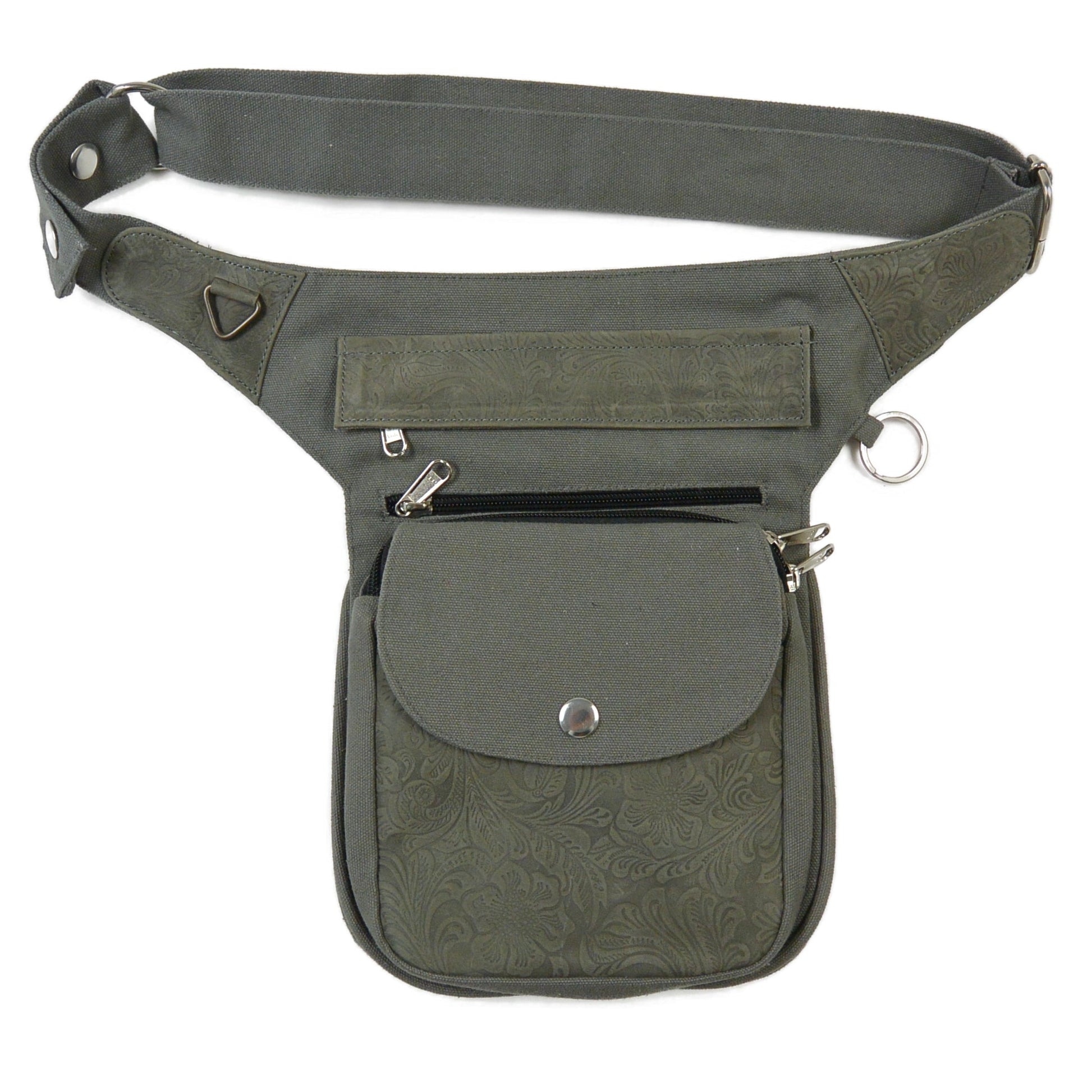 Gesamtansicht der Tasche mit geschlossenem Deckel, geprägtem Leder und mehreren Reißverschlüssen.