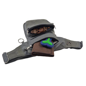 Geöffnete Tasche mit Leckerlis, Spielzeug und Portemonnaie – viel Platz für Hundezubehör