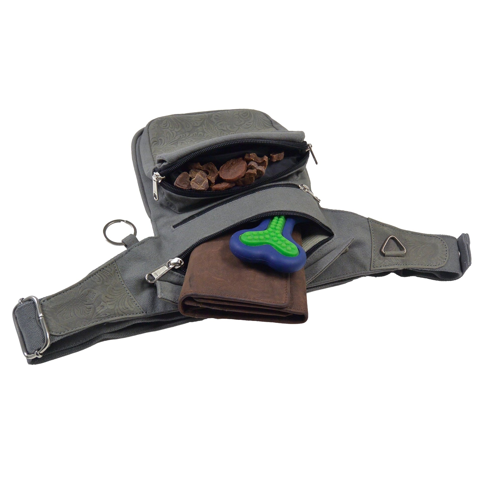 Geöffnete Tasche mit Leckerlis, Spielzeug und Portemonnaie – viel Platz für Hundezubehör.