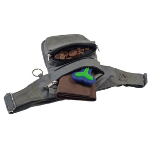 Geöffnete Tasche mit Leckerlis, Spielzeug und Portemonnaie – viel Platz für Hundezubehör.