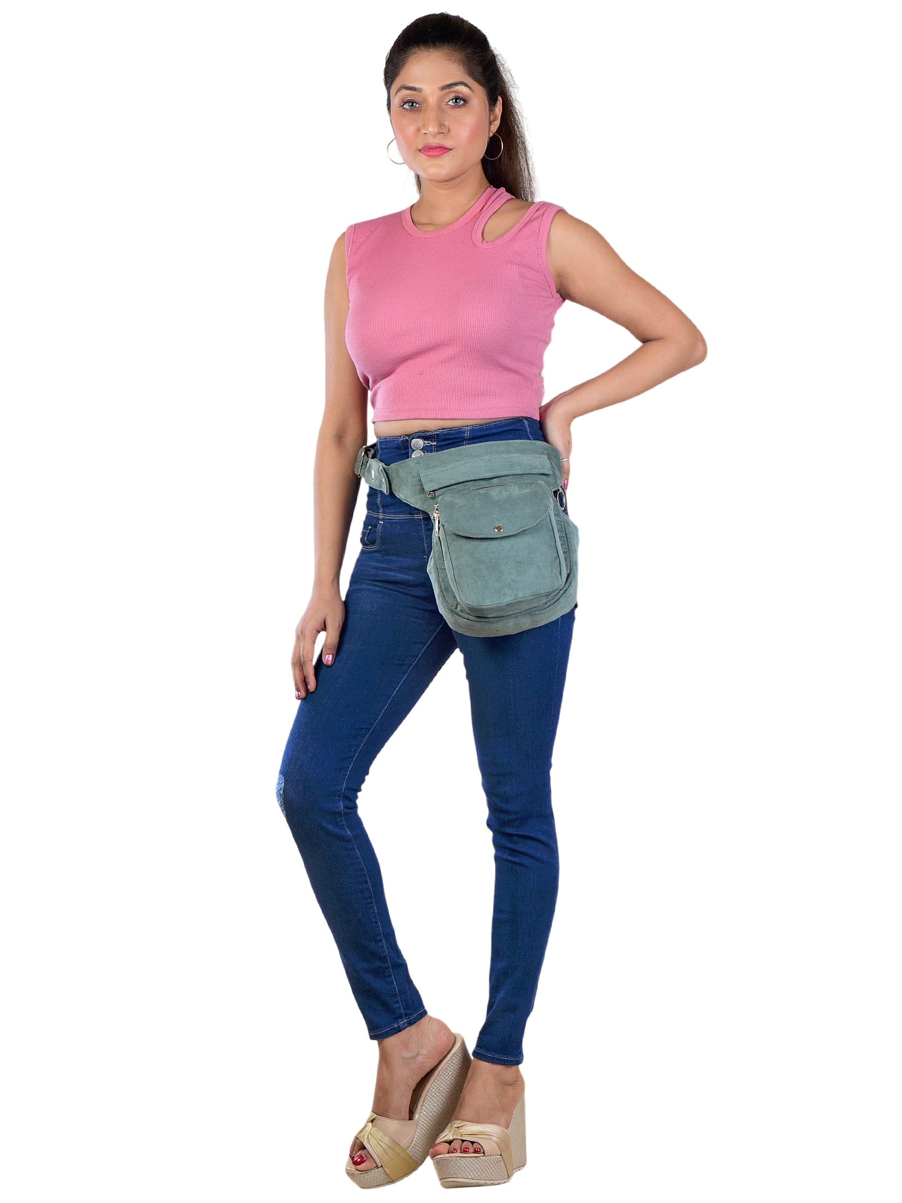 Fröhliche Frau präsentiert Nijens Gassi-Tasche aus Cordstoff Salbei