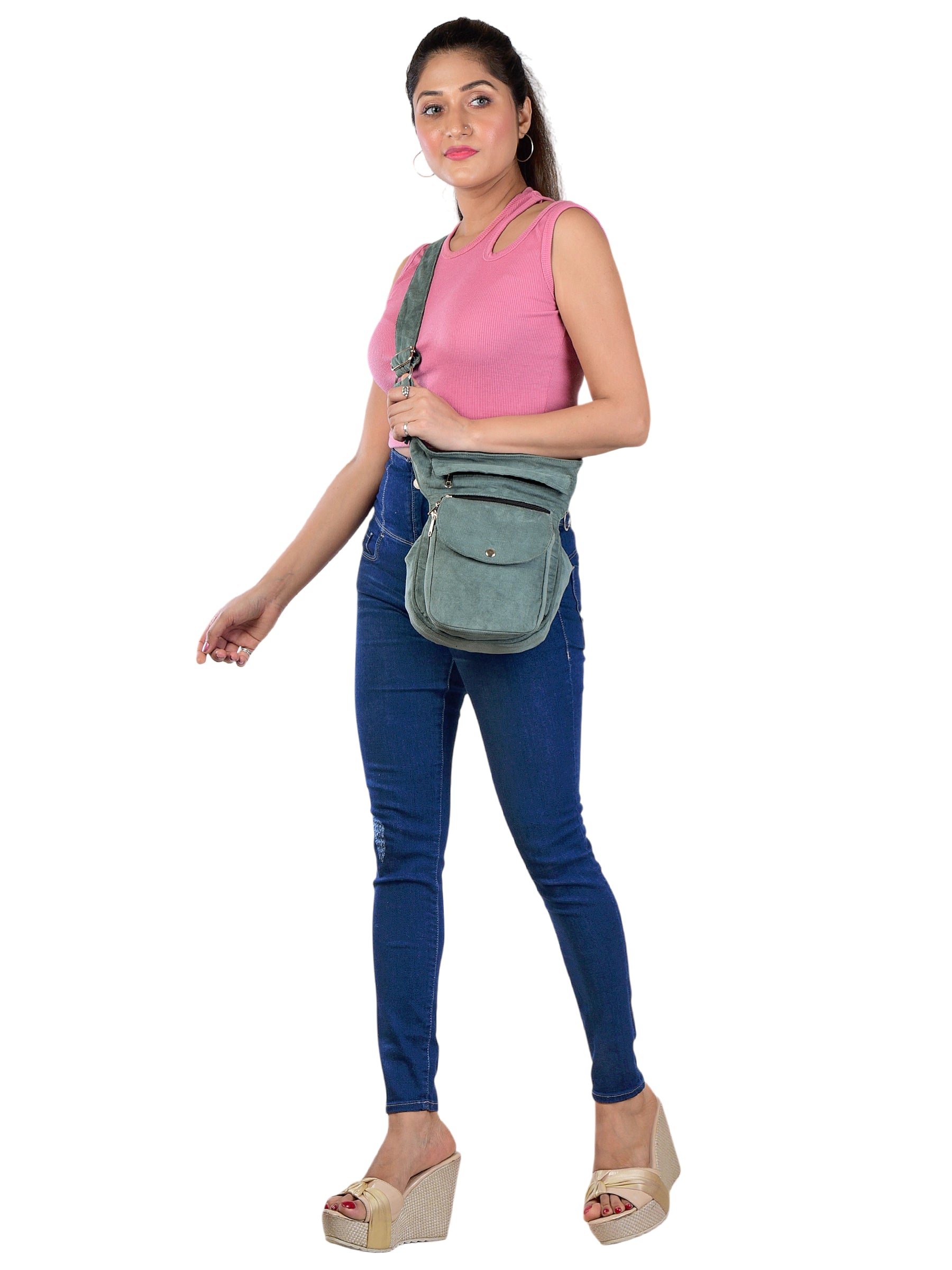 Fröhliche Frau präsentiert Nijens Gassi-Tasche aus Cordstoff Salbei, ideal als modisches Crossbody Accessoire.