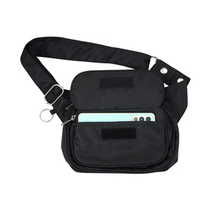 Geöffnete Nijens Bauchtasche Frankfurt mit Rexine-Klappe und Smartphone im Frontfach, ideal für Hundespaziergänge.