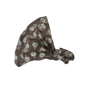 Stoff-Haarband aus Baumwolle in Braun mit floralen Ethno-Muster, elastisches Bandana seitlich fotografiert